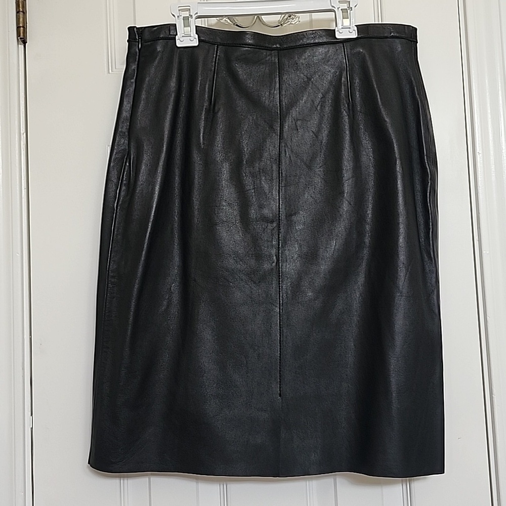 B&J Genuine Leather Black Skirt Etched Detail Size 10 - Picture 4 of 9